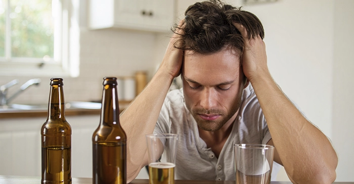 Мужчина держится за голову